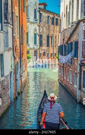 Dessin aquarelle du canal étroit de navigation de Gondola à Venise entre les anciens bâtiments avec des murs de briques. Gondolier habillé vêtements traditionnels et boater Banque D'Images