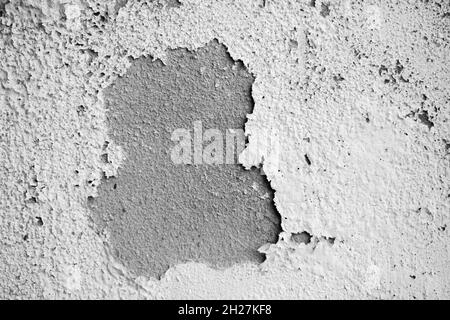 Mur blanc humide présentant des fissures de peinture et une rupture ou un décollement.La doublure blanche fragile des murs.Résumé fissuré et gonflé noir-whi Banque D'Images