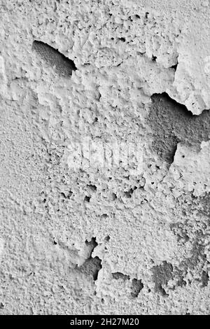 Mur blanc humide présentant des fissures de peinture et une rupture ou un décollement.La doublure blanche fragile des murs.Résumé fissuré et gonflé noir-whi Banque D'Images