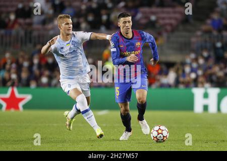 Barcelone, Espagne.20 octobre 2021.Barcelone, Espagne, 20 octobre 2021 : Vladyslav Supryaha (89 Dynamo Kyiv) et Clément Lenglet (15 FC Barcelone) pendant le match de la Ligue des champions de l'UEFA entre Barcelone et Dynamo Kyiv au stade Camp nou à Barcelone, en Espagne.Rama Huerta/SPP crédit: SPP Sport presse photo./Alamy Live News Banque D'Images