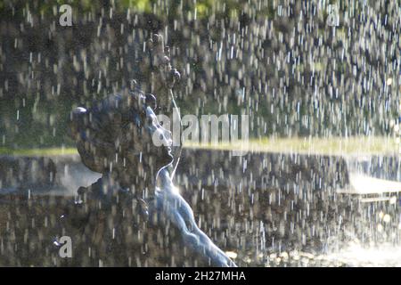 Belle fontaine en face du monument de l'Ange de la paix à Munich Banque D'Images