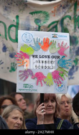 Londres, Royaume-Uni.19 octobre 2021.Un manifestant tient un écriteau pendant la manifestation.des représentants d'écoles maternelles maintenues et des partisans se sont réunis sur la place du Parlement, à Londres, avant de présenter une pétition au chancelier de Downing Street, l'appelant à prendre des mesures urgentes et à fournir un financement adéquat pour eux dans le cadre du programme de nivellement du gouvernement.Crédit : SOPA Images Limited/Alamy Live News Banque D'Images