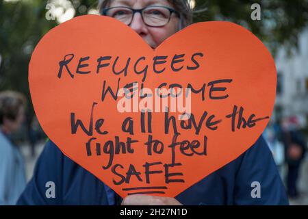 Londres, Royaume-Uni.20 octobre 2021.Des manifestants sont vus tenir des pancartes, exprimant leur opinion, pendant la manifestation.LONDRES, 20 OCTOBRE 2021, les réfugiés accueillent une manifestation de bienvenue contre le projet de loi de Priti Patel contre les réfugiés sur la place du Parlement.Crédit : SOPA Images Limited/Alamy Live News Banque D'Images