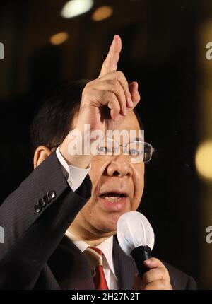 Yokohama, Japon.20 octobre 2021.Kazuo Shii, le leader communiste de l'opposition japonaise, a prononcé un discours de campagne pour l'électron général du 31 octobre avec ses candidats à Yokohama, banlieue de Tokyo, le mercredi 20 octobre 2021.Credit: Yoshio Tsunoda/AFLO/Alay Live News Banque D'Images