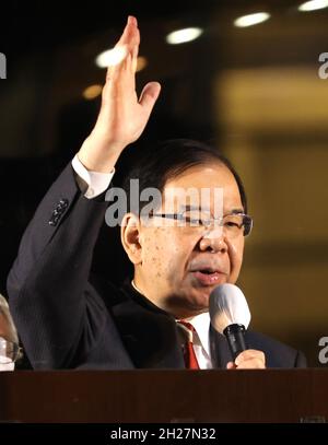 Yokohama, Japon.20 octobre 2021.Kazuo Shii, le leader communiste de l'opposition japonaise, a prononcé un discours de campagne pour l'électron général du 31 octobre avec ses candidats à Yokohama, banlieue de Tokyo, le mercredi 20 octobre 2021.Credit: Yoshio Tsunoda/AFLO/Alay Live News Banque D'Images