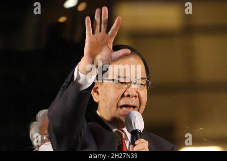 Yokohama, Japon.20 octobre 2021.Kazuo Shii, le leader communiste de l'opposition japonaise, a prononcé un discours de campagne pour l'électron général du 31 octobre avec ses candidats à Yokohama, banlieue de Tokyo, le mercredi 20 octobre 2021.Credit: Yoshio Tsunoda/AFLO/Alay Live News Banque D'Images