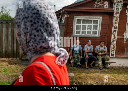 Tutaev, région de Yaroslavl, Russie.1er août 2021 les hommes se reposent sur un banc près d'une maison de village dans une rue rurale de la petite ville provinciale de Tutaev, région de Yaroslavl, Russie Banque D'Images