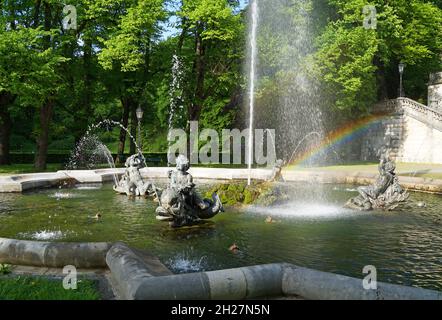 Belle fontaine en face du monument de l'Ange de la paix à Munich Banque D'Images