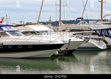 Poole, Dorset, Angleterre - juin 2021 : bateaux à moteur et yachts amarrés dans le port de plaisance de Poole Banque D'Images