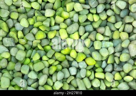 Texture vert clair de petites pierres minérales naturelles particules de pierres précieuses.Galets décoratifs en pierre pour le revêtement dans le jardin.Gros plan extrême de h Banque D'Images