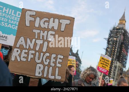 Londres, Royaume-Uni.20 octobre 2021.Des manifestants sont vus tenir des pancartes, exprimant leur opinion, pendant la manifestation.LONDRES, 20 OCTOBRE 2021, les réfugiés accueillent une manifestation de bienvenue contre le projet de loi de Priti Patel contre les réfugiés sur la place du Parlement.(Photo de Lucy North/SOPA Images/Sipa USA) crédit: SIPA USA/Alay Live News Banque D'Images