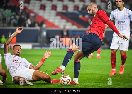 20 octobre 2021, Villeneuve-d'Ascq, France : Diego CARLOS du FC Séville et Burak YILMAZ de Lille lors du match G de la Ligue des champions de l'UEFA entre l'OSC de Lille (LOSC) et le FC Séville au stade Pierre Mauroy le 20 octobre 2021 à Villeneuve-d'Ascq près de Lille, en France.(Image de crédit : © Matthieu Mirville/ZUMA Press Wire) Banque D'Images