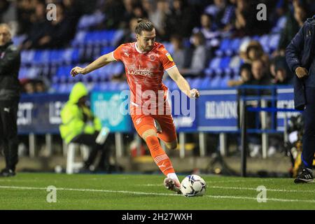 Reading, Royaume-Uni.20 octobre 2021.James mari #3 de Blackpool traverse le ballon à Reading, Royaume-Uni le 10/20/2021.(Photo de Mark Cosgrove/News Images/Sipa USA) crédit: SIPA USA/Alay Live News Banque D'Images