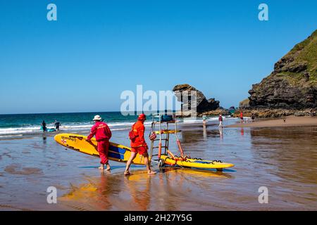 Les gardiens de la vie sur la plage de Llangrannog, Ceredigion, W.Wales.ROYAUME-UNI Banque D'Images