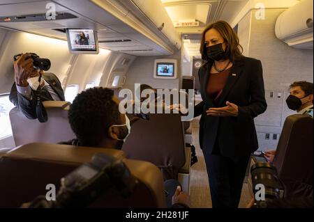 Le vice-président des États-Unis, Kamala Harris, parle de la mort de l'ancien secrétaire d'État Colin Powell après son arrivée à la base aérienne de Nellis à Las Vegas, Nevada, États-Unis, le lundi 18 octobre.2021. Powell, qui est né à Harlem à des immigrants jamaïcains et est devenu le premier secrétaire d'État noir des États-Unis et président des chefs d'état-major interarmées, est décédé aujourd'hui en raison de complications de Covid-19.Crédit : Bridget Bennett/Pool via CNP/MediaPunch Banque D'Images