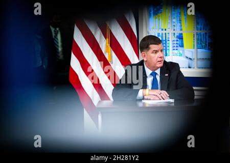 Washington, DC, États-Unis.20 octobre 2021.Marty Walsh, secrétaire du travail des États-Unis, prend la parole lors d'une table ronde pour encourager l'organisation et la négociation collective des travailleurs dans le bâtiment Eisenhower Executive Office à Washington, DC, USA, le 20 octobre 2021.Le vice-président Kamala Harris et le directeur du Bureau de la gestion du personnel Kiran Ahuja étaient également présents.Credit: Jim LoScalzo/Pool via CNP/dpa/Alay Live News Banque D'Images