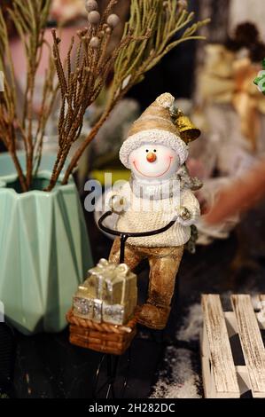 Bonhomme de neige décoratif, jouets de noël, poupées gros plan.Achats de vacances. Banque D'Images