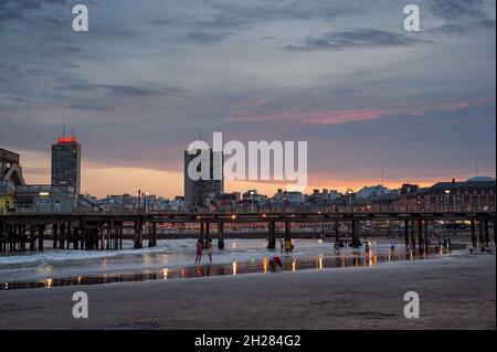 MAR DEL PLATA, ARGENTINE - 29 décembre 2017 : une vue fascinante du crépuscule à la plage de Mar del Plata, Argentine. Banque D'Images