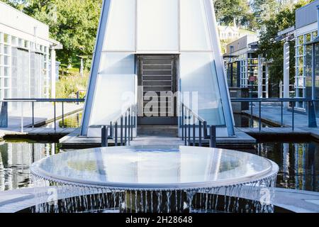 Brooklyn, NY, États-Unis - 17 octobre 2021 : extérieur du cimetière en bois vert du jardin de tranquilité avec Creatory Banque D'Images