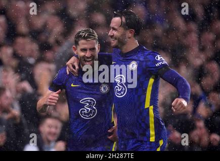 Jorginho de Chelsea (à gauche) célèbre avec Ben Chilwell après avoir marquant le quatrième but de leur partie à partir de la zone de pénalité lors du match de l'UEFA Champions League, groupe H, à Stamford Bridge, Londres.Date de la photo: Mercredi 20 octobre 2021. Banque D'Images