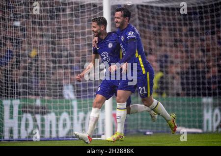 Jorginho de Chelsea (à gauche) célèbre avec Ben Chilwell après avoir marquant le quatrième but de leur partie à partir de la zone de pénalité lors du match de l'UEFA Champions League, groupe H, à Stamford Bridge, Londres.Date de la photo: Mercredi 20 octobre 2021. Banque D'Images