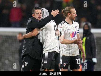 Marco Silva, directeur de Fulham (à gauche), Aleksandar Mitrovic et Tim Ram (à droite) célèbrent après le coup de sifflet final lors du match du championnat Sky Bet à Craven Cottage, Londres.Date de la photo: Mercredi 20 octobre 2021. Banque D'Images