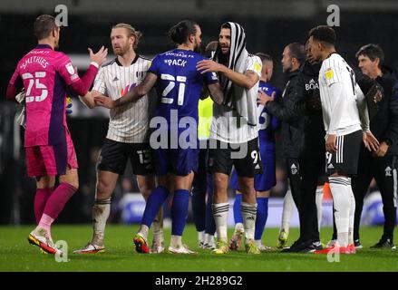 Marlon Pack de Cardiff City et Aleksandar Mitrovic de Fulham se secouent lors du match de championnat Sky Bet à Craven Cottage, Londres.Date de la photo: Mercredi 20 octobre 2021. Banque D'Images