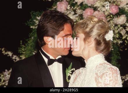 Tony Danza et Tracy Robinson le jour de leur mariage le 28 juin 1986 crédit: Ralph Dominguez/MediaPunch Banque D'Images