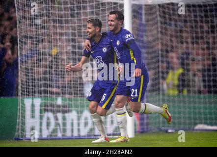 Jorginho de Chelsea (à gauche) célèbre avec Ben Chilwell après avoir marquant le quatrième but de leur partie à partir de la zone de pénalité lors du match de l'UEFA Champions League, groupe H, à Stamford Bridge, Londres.Date de la photo: Mercredi 20 octobre 2021. Banque D'Images