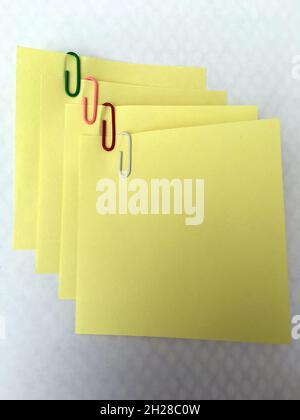 Papier jaune notes avec agrafes.Notes et agrafes. Banque D'Images