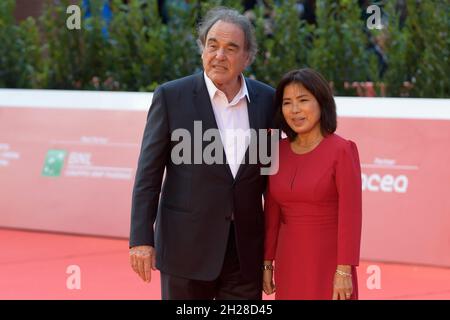 Rome, Italie.20 octobre 2021.Oliver Stone avec la femme Sun Jung Carl assister au tapis rouge de JFK Destiny trahi à l'Auditorium Parco della Musica.Crédit : SOPA Images Limited/Alamy Live News Banque D'Images