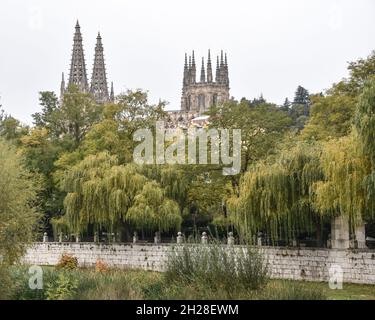 Burgos, Espagne - 16 octobre 2021 : vue sur la cathédrale Santa Maria depuis la rivière Arlanzon Banque D'Images