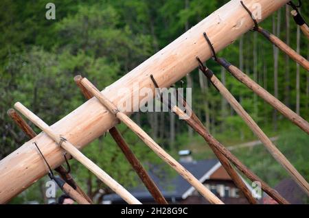 Maibaum-Aufstellen in Steinbach, Attersee (Bezirk Vöcklabruck, Oberösterreich, Österreich) - Ein Maibaum ist ein geschmückter Baum oder Baumstamm, der Banque D'Images