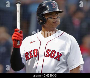 Boston, États-Unis.20 octobre 2021.Boston Red Sox troisième baseman Rafael Devers détient sa batte cassée dans le 2ème repas dans le jeu 5 de la MLB ALCS contre les Astros de Houston à Fenway Park à Boston, Massachusetts, le mercredi 20 octobre 2021.Photo par Matthew Healey/UPI crédit: UPI/Alay Live News Banque D'Images