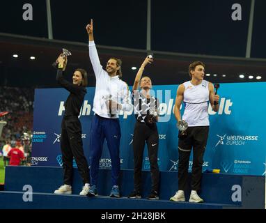 Mariya Lasitskene, Gianmarco Tamberi, Anzhelika Sidorova et Armand Duplantis, les gagnants de la Diamond League célèbrent, lors de la finale de la ligue de diamants Wanda au stade Letzigrund. Banque D'Images