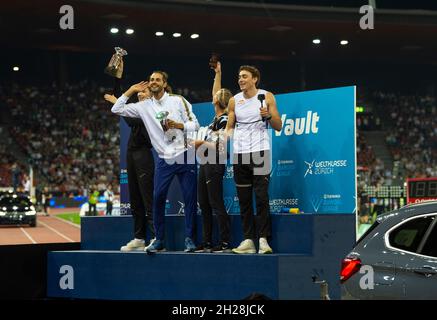 Mariya Lasitskene, Gianmarco Tamberi, Anzhelika Sidorova et Armand Duplantis, les gagnants de la Diamond League célèbrent, lors de la finale de la ligue de diamants Wanda au stade Letzigrund. Banque D'Images