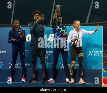 Quanera Hayes, Michael Cherry, Emmanuel Korir et Keely Hodgkinson, les gagnants de la Diamond League célèbrent la finale de la Wanda Diamond League au stade Letzigrund. Banque D'Images