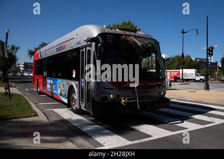 Washington, États-Unis.20 octobre 2021.Un point de vue général d'un Metrobus WMATA, à Washington, DC, le mercredi 20 octobre,2021, au milieu de la pandémie du coronavirus.(Graeme Sloan/Sipa USA) Credit: SIPA USA/Alay Live News Banque D'Images