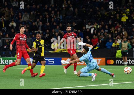 BERNE, SUISSE - OCTOBRE 20 : Meschack Elia marque pour BSC Young Boys lors du match F de la Ligue des champions de l'UEFA entre BSC Young Boys et Villarreal CF au Stadion Wankdorf le 20 octobre 2021 à Berne, en Suisse.(Photo de FreshFocus/MB Media) Banque D'Images