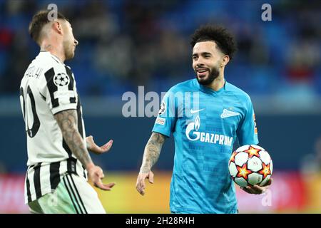 Milieu de terrain Federico Bernardeschi du FC Juventus et avant Claudinho du FC Zenith lors de la phase du groupe de la Ligue des champions de l'UEFA - Groupe H Match FC Zenit contre FC Juventus à l'arène Gazprom à Saint-Pétersbourg.SAINT-PÉTERSBOURG, - OCTOBRE 20 : (photo d'Anatoliy Medved) Banque D'Images