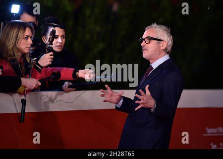 Rome, Italie.20 octobre 2021.ROME, ITALIE - OCTOBRE 20 : le directeur Alfonso Cuaron assiste à la rencontre rapprochée du tapis rouge lors du 16e Festival du film de Rome 2021 le 20 octobre 2021 à Rome, Italie.Credit: dpa/Alay Live News Banque D'Images