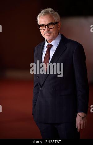 Rome, Italie.20 octobre 2021.ROME, ITALIE - OCTOBRE 20 : le directeur Alfonso Cuaron assiste à la rencontre rapprochée du tapis rouge lors du 16e Festival du film de Rome 2021 le 20 octobre 2021 à Rome, Italie.Credit: dpa/Alay Live News Banque D'Images