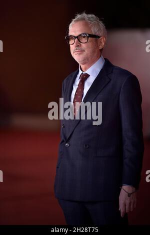 Rome, Italie.20 octobre 2021.ROME, ITALIE - OCTOBRE 20 : le directeur Alfonso Cuaron assiste à la rencontre rapprochée du tapis rouge lors du 16e Festival du film de Rome 2021 le 20 octobre 2021 à Rome, Italie.Credit: dpa/Alay Live News Banque D'Images