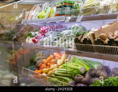 Légumes et fruits sur les étagères dans le supermarché Banque D'Images