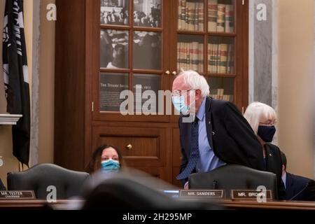 Washington, Vereinigte Staaten.20 octobre 2021.États-Unis le sénateur Bernie Sanders (indépendant du Vermont) quitte une audience du Comité sénatorial sur les affaires Veteransâ pour examiner une loi en suspens dans l'édifice Russell Senate Office à Washington, DC, le mercredi 20 octobre 2021.Credit: Rod Lamkey/CNP/dpa/Alay Live News Banque D'Images