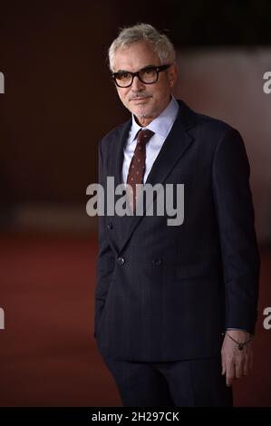 Rome, Italie.20 octobre 2021.Le réalisateur Alfonso Cuaron assiste au tapis rouge de la rencontre de clôture lors du 16e Festival du film de Rome 2021 le 20 octobre 2021 à Rome, en Italie.Crédit : UPI/Alay Live News Banque D'Images