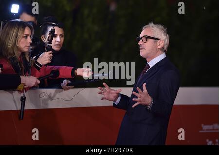 Rome, Italie.20 octobre 2021.Le réalisateur Alfonso Cuaron assiste au tapis rouge de la rencontre de clôture lors du 16e Festival du film de Rome 2021 le 20 octobre 2021 à Rome, en Italie.Crédit : UPI/Alay Live News Banque D'Images