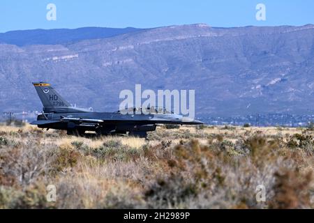 Un F-16 Viper taxi sur la piste à la base aérienne de Holloman, au Nouveau-Mexique, le 20 octobre 2021.Une partie de la mission de la 49e Escadre est de construire l'épine dorsale de la puissance aérienne de combat en produisant des équipages F-16 et MQ-9 Reaper opérationnels.(É.-U.Photo de la Force aérienne par le 1er Lt. Savanah Koontz) Banque D'Images