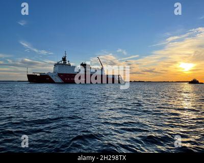 Le Cutter Healy de la Garde côtière (WAWG 20) est arrivé à Baltimore pour un appel au port après son récent passage du passage du Nord-Ouest de l'Arctique, mercredi matin.Healy est l’un des brise-glaces de la Garde côtière à capacité polaire et fonctionne comme un navire multimission pour protéger les intérêts américains dans la région arctique.(É.-U.Photo de Cost Guard par Petty Officer 3e classe Breanna Cenceno/publié) Banque D'Images