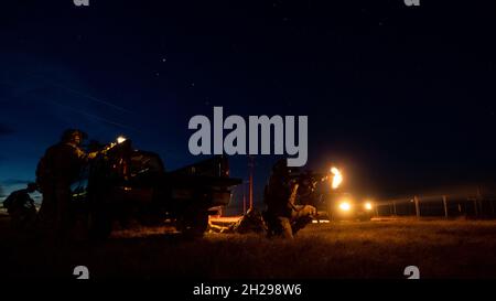 Des aviateurs affectés à la 27e équipe de soutien de mission des opérations spéciales 1 et au 33e Escadron des opérations spéciales ont incendié un ennemi simulé pendant l'exercice Coyote Dicer à la chaîne de tir de la Force aérienne de Melrose, N.M., le 7 octobre 2021.Les membres du MST ont augmenté les membres du SOS de 33 pour les opérations terrestres et aériennes au cours de l'exercice.Cet événement semestriel offre une formation à l'intégration sol-air pour les composants spécialisés de la puissance aérienne à la base aérienne de Cannon.(É.-U.Photo de la Force aérienne par le sergent d'état-major.Candin Muniz) Banque D'Images